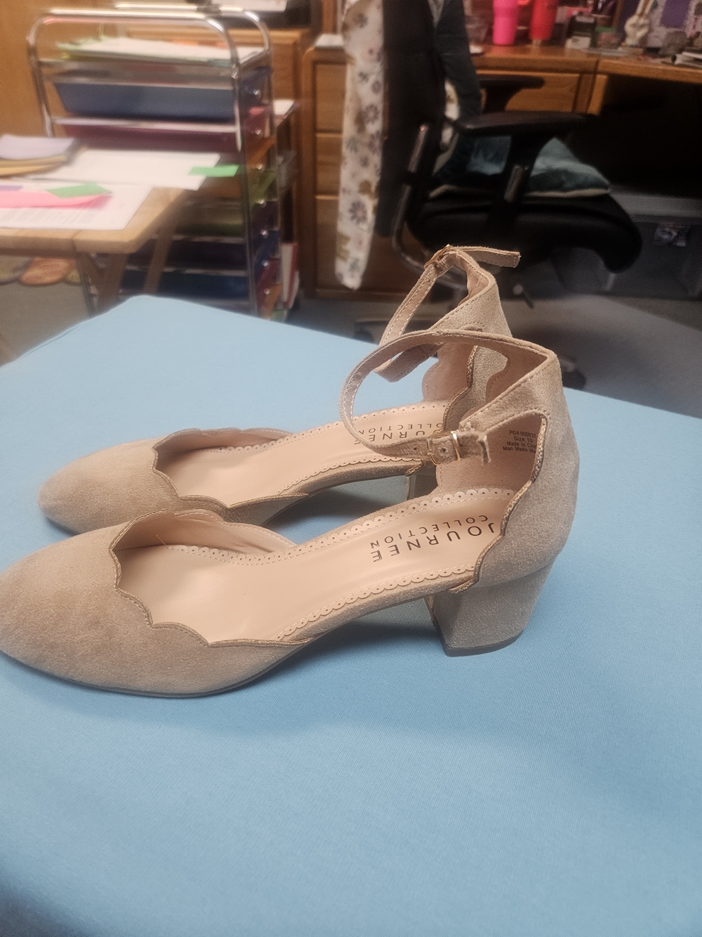 Journee Collection Women's Tan Scalloped Ankle Strap Flats - Picture 5 of 8